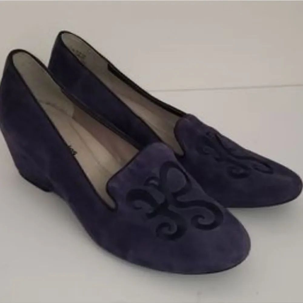 WOMEN"S WEDGE STYLE HUSH PUPPIES SHOE